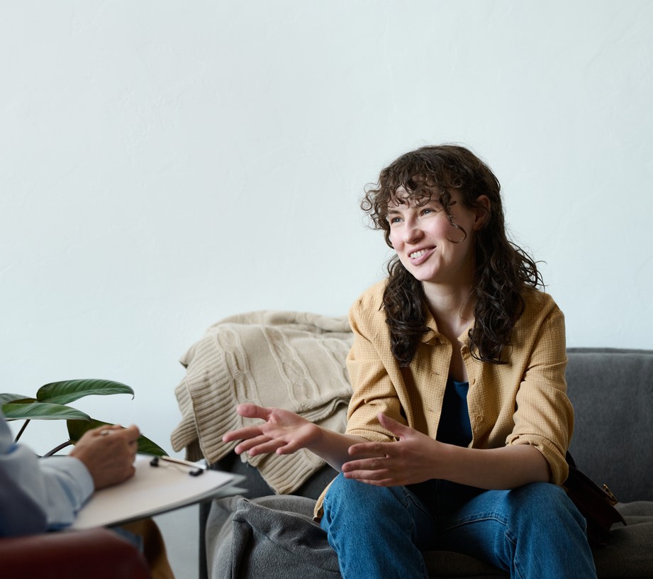 Mental Training Sitzung mit junger Frau welche lächelt
